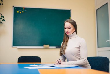 Sınıfta öğretmen. Eğitim. Iş. İnsan kavramı. Eğitim teması. Profesör öğrencileri eğitir. İlerici okul.