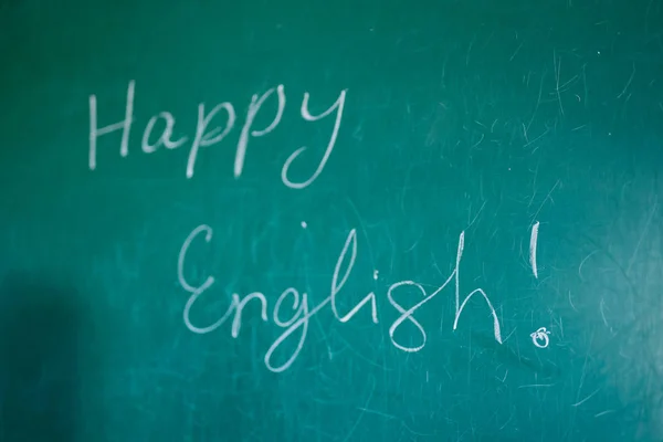 "Happy English! "tekst na tablicy szkolnej. Ucz się angielskiego! Dzieci w szkole. Edukacja w Wielkiej Brytanii. — Zdjęcie stockowe