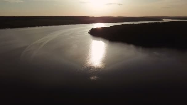 Bred Flod Rinner Vid Solnedgången Sommaren Solens Strålar Reflekteras Vattnet — Stockvideo