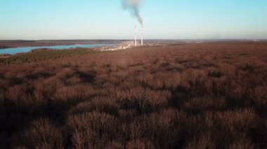 Nehir kenarındaki sonbahar ormanı ve elektrik santralinin görüntüsünü kaldırdım. Hava görünümü