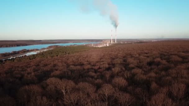 Central Eléctrica Funciona Cerca Del Bosque Del Río Otoño Vista — Vídeo de stock