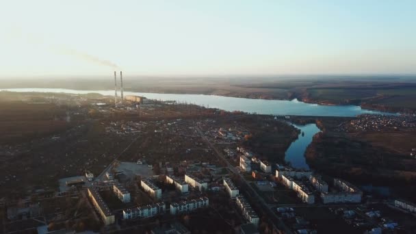 Панорама Небольшого Города Реки Фоне Электростанции Летом Вид Воздуха — стоковое видео
