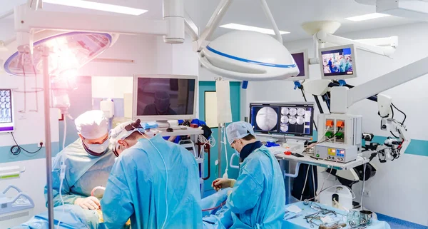 Cirurgia da coluna. Grupo de cirurgiões em centro cirúrgico com equipamento cirúrgico. Laminectomia. Contexto médico moderno — Fotografia de Stock