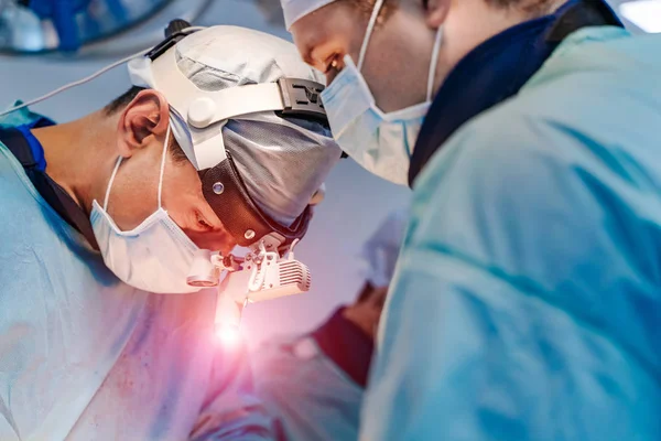 Processus de chirurgie traumatique. Groupe de chirurgiens en salle d'opération avec équipement chirurgical. Contexte médical — Photo