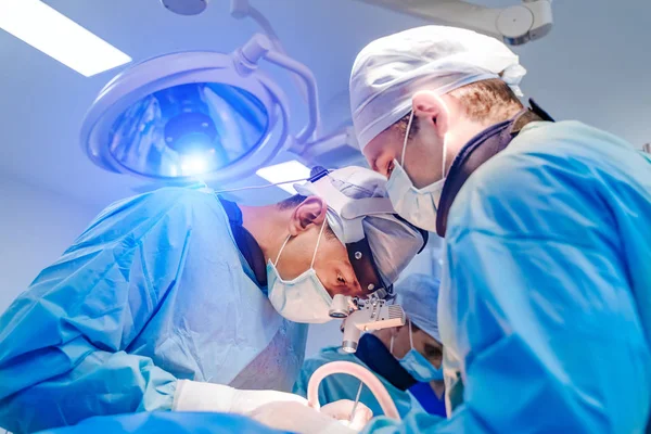 Chirurgien d'équipe au travail en salle d'opération. Équipement moderne dans la salle d'opération. Dispositifs médicaux pour neurochirurgie. — Photo