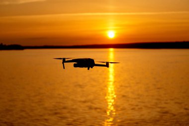 gün batımı arka planda drone. Nehirde güzel gün batımı