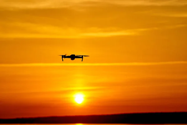 夕焼け飛行のデジタル カメラでドローン quadcopter — ストック写真