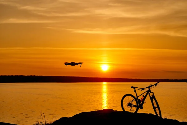 Magnifique coucher de soleil au bord de la rivière et la silhouette d'un vélo — Photo