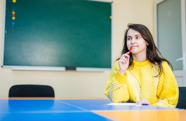 Eğitim süreci. Kadın öğrencisi üniversitede ders yapmayı düşünüyor. Eğitim.