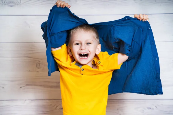 Rapazinho feliz. Emoções da criança. Bonito menino posando no estúdio . — Fotografia de Stock