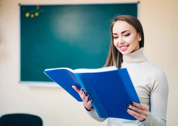 Portret van de jonge leraar door het schoolbord. Docent in klaslokaal. Terug naar school. — Stockfoto