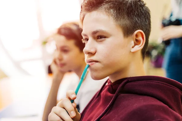 A preparar os exames. Aluno segurando lápis. Educação. Escola progressiva . — Fotografia de Stock