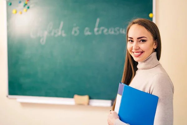 Aantrekkelijke docent of student aan de Blackboard. Terug naar school. Onderwijs. Docent in de klas. — Stockfoto