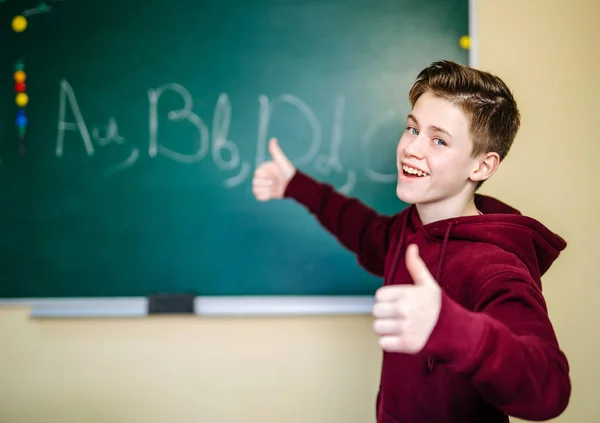 Portrait de garçon adolescent à l'école. Retour à l'école . — Photo