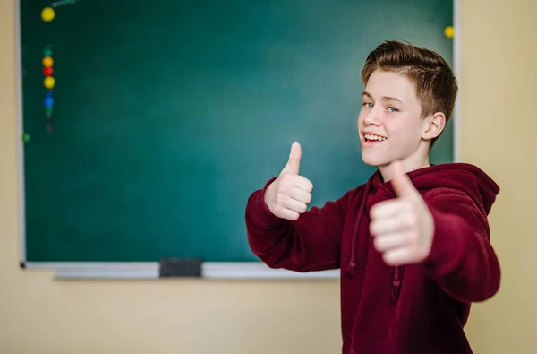 Aantrekkelijke student aan de Blackboard. De student is klaar voor een interview. — Stockfoto