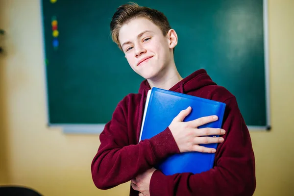School-en onderwijsconcept-glimlachend student met folder — Stockfoto