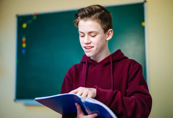 Portrait d'un jeune étudiant heureux en classe. Concept scolaire et éducatif — Photo