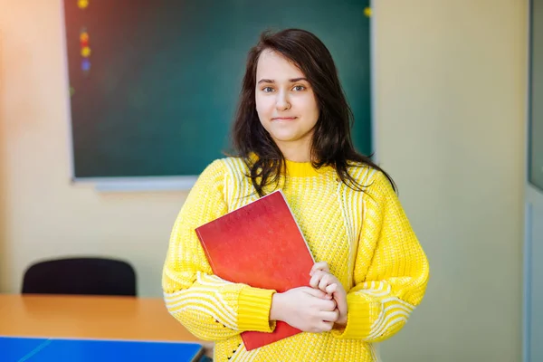 Atrakcyjny nauczyciel lub uczeń na tablicy. Wróć do szkoły. Edukacji. Nauczyciel w klasie. — Zdjęcie stockowe