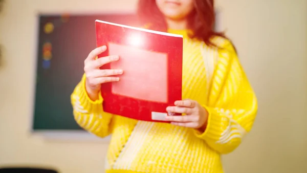 Mooie vrouwelijke student met boek. Terug naar school. Onderwijs — Stockfoto