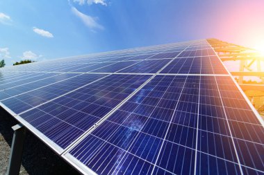 Güneş enerjisi panelleri. Fotovoltaik güç tedarik sistemleri. Güneş enerjisi santrali. Ekolojik yenilenebilir enerji kaynağı.