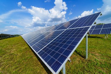 Güneş panelleri. Elektrik santrali. Mavi güneş panelleri. Alternatif elektrik kaynağı. Güneş çiftliği. Ekolojik yenilenebilir enerji kaynağı.
