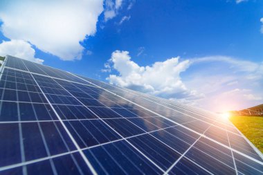 Gökyüzü arka plan üzerinde güneş panelleri. Güneş enerjisi santrali. Mavi güneş panelleri. Alternatif kaynak elektrik.