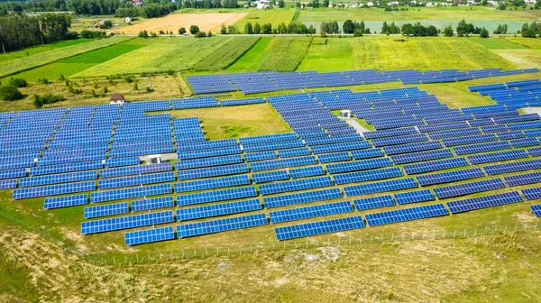 Luchtfoto van zonnepanelen. Fotovoltaïsche energiesystemen voor levering. Zonne-energiecentrale. De bron van ecologische hernieuwbare energie. — Stockfoto