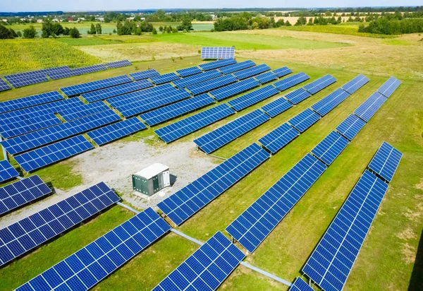 Nuova Energia. Pannelli a energia solare. Fonte di energia elettrica alternativa. Veduta aerea dei pannelli fotovoltaici solari — Foto Stock