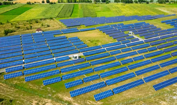 Vista aérea a planta de energía solar. Tema Industria y recursos renovables . — Foto de Stock