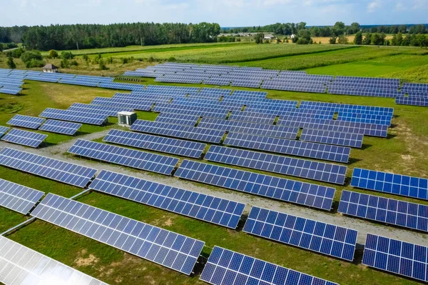 Vista aérea dos painéis solares. Sistemas de alimentação fotovoltaica. Central de energia solar. A fonte de energia ecológica renovável . — Fotografia de Stock