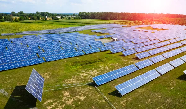 Central solar en el campo. Vista aérea de paneles solares. Granja solar. La fuente de energía ecológica renovable. — Foto de Stock