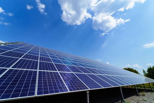 Solpaneler. Kraftverket. Blå solpaneler. Alternativ elkälla. Solfarmen. Källan till ekologisk förnybar energi. — Stockfoto