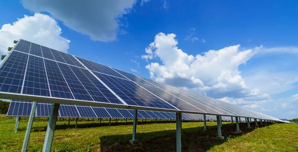 Zonnepanelen. Een energiecentrale. Blauwe zonnepanelen. Alternatieve elektriciteitsbron. Zonneboerderij. De bron van ecologische hernieuwbare energie. — Stockfoto