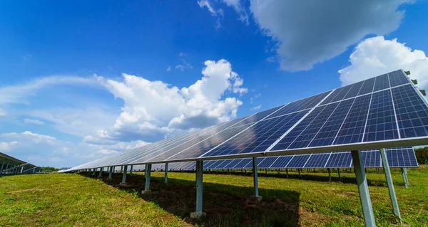 Painéis solares elétricos. Nova tecnologia de produção de energia. Fazenda solar . — Fotografia de Stock