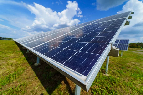 태양 에너지 패널. 광전지 공급 시스템. 태양열 발전소. 생태계에서 재생할 수있는 에너지의 근원. — 스톡 사진