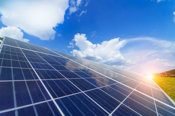 Gökyüzü arka plan üzerinde güneş panelleri. Güneş enerjisi santrali. Mavi güneş panelleri. Alternatif kaynak elektrik.