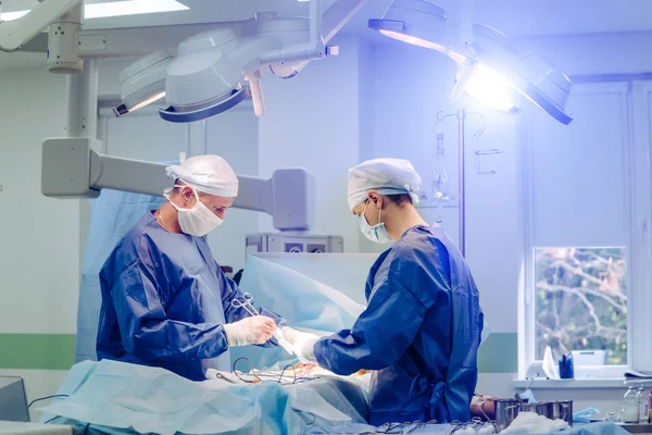 Група хірургів операційної кімнати з хірургічним обладнанням. Сучасний медичний досвід. У хірургії . — стокове фото