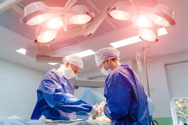 Un chirurgo di squadra al lavoro in sala operatoria. Attrezzature moderne in sala operatoria . — Foto Stock