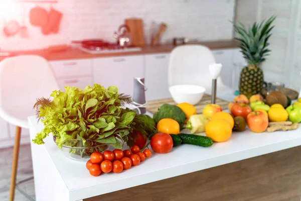 Hortalizas frescas para la ensalada en la mesa de la cocina. Concepto de antecedentes alimenticios saludables. Comida vegetariana . — Foto de Stock