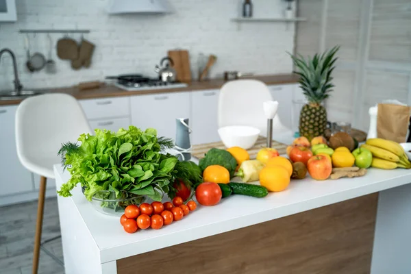 Legumes orgânicos frescos e frutas na mesa. Dieta equilibrada — Fotografia de Stock