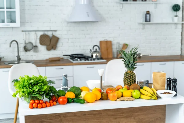 Alimentação saudável e conceito de dieta - comida natural na mesa — Fotografia de Stock