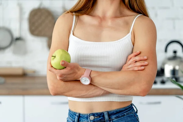 Donna forte che mangia frutta a colazione. Cibo sano e concetto di dieta . — Foto Stock