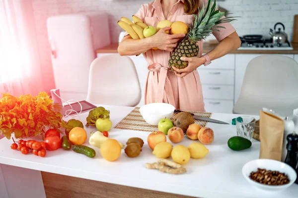 Mulher feliz com frutas e legumes na cozinha. Alimentação saudável e conceito de dieta. Perder peso — Fotografia de Stock