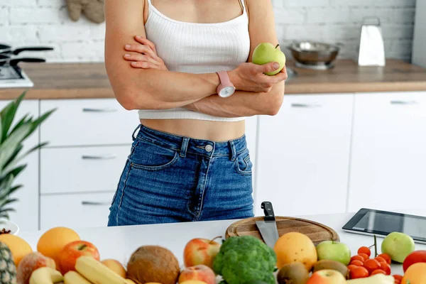 Tiro cortado de uma jovem mulher a comer fruta ao pequeno-almoço. Alimentação saudável e conceito de dieta . — Fotografia de Stock