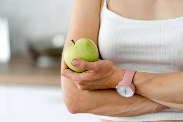 女人在厨房里用苹果。均衡饮食 — 图库照片
