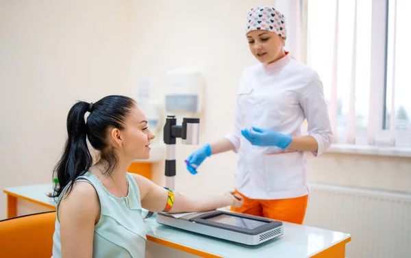 Nurse takes a blood sample from the patient — Stock Photo, Image