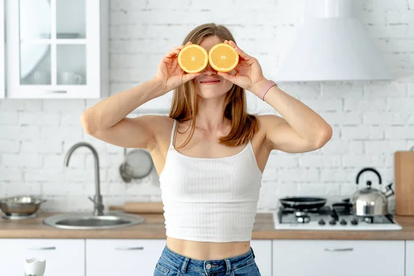Ung kvinna förbereder välsmakande lemonad i köket. Detox diet. Hälsosam kost — Stockfoto