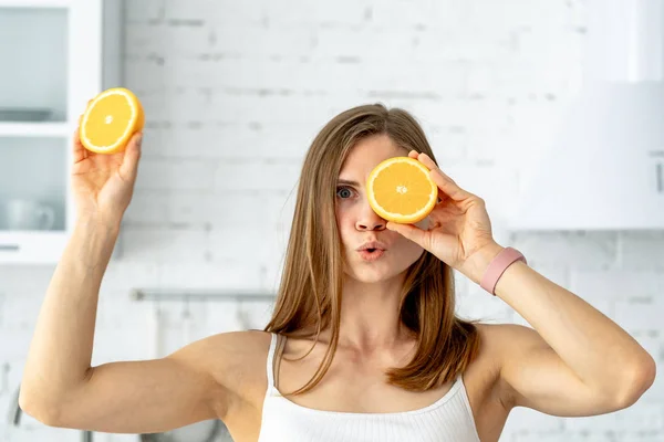 Porträt einer jungen Frau mit orangefarbenen Früchten — Stockfoto