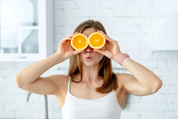 Junge Frau bereitet leckere Limonade in der Küche zu. Detox-Diät. gesunde Ernährung — Stockfoto