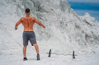 Profesyonel vücut geliştirici pozu. Açık hava sporu kavramı.
